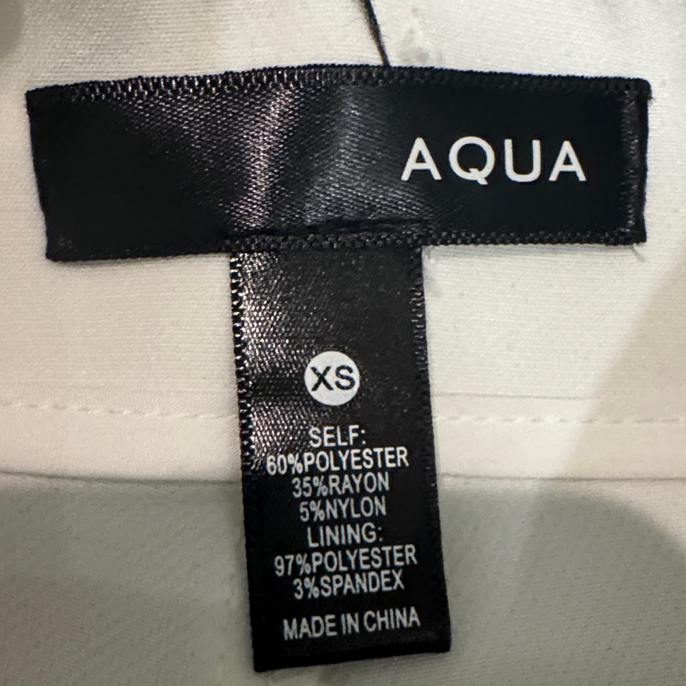 NWOT Aqua Elegant White Buttoned Women's Shorts - Picture 2 of 4